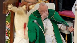 Musste in eine Klinik: der Papst. (Archivbild)