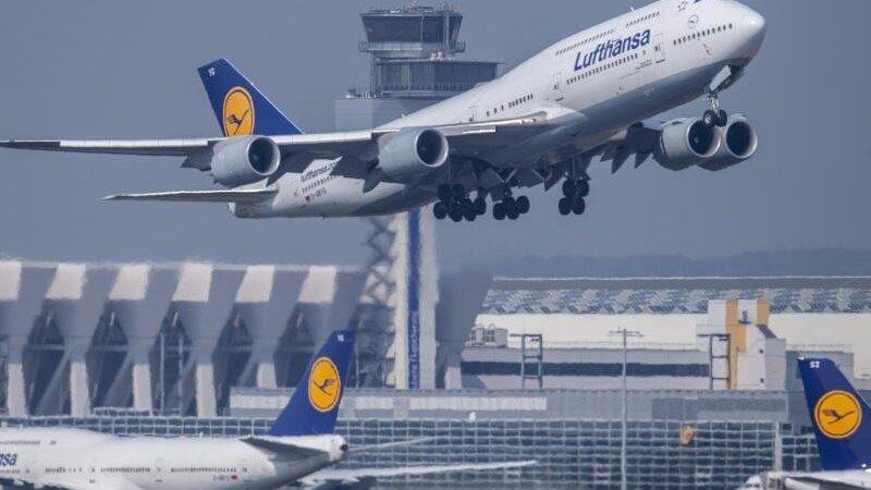 Wie Gäste künftig an Bord begrüßt werden, entscheidet nach Angaben der Lufthansa die Kabinenchefin oder der Kabinenchef. Wie Gäste künftig an Bord begrüßt werden, entscheidet nach Angaben der Lufthansa die Kabinenchefin oder der Kabinenchef.