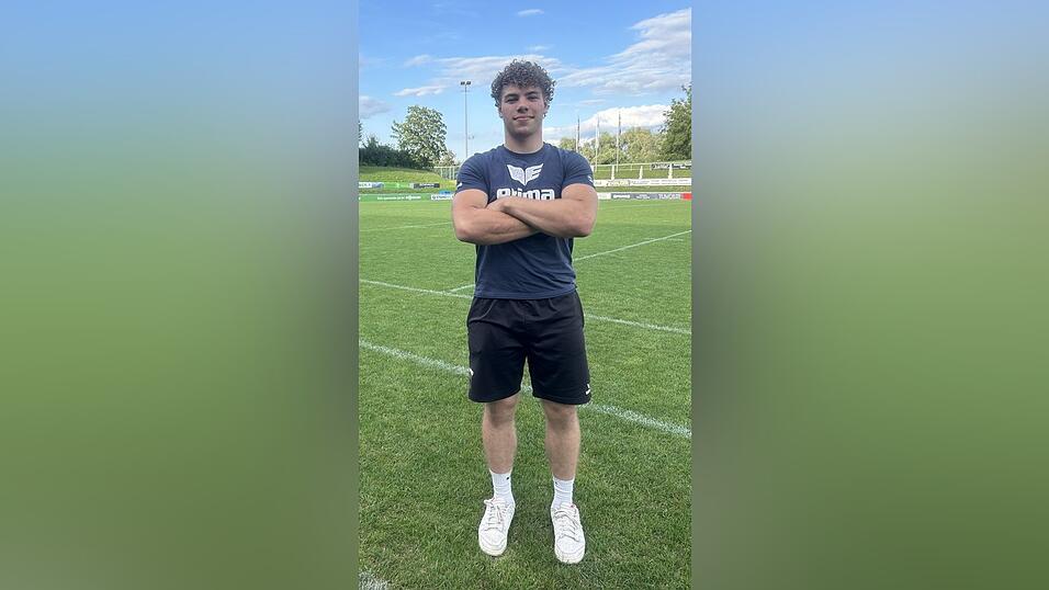 Luca Aigner auf dem Spielfeld am Petersw&ouml;hrd in Straubing.