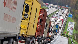 Wegen der Blockabfertigung in Österreich staute sich der Lkw-Verkehr bis zum Dreieck Inntal.