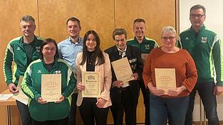 Die geehrten Mitglieder (v.l.) Siegfried Spornraft, Manuela H&ouml;lzl, Benedikt Gallmeier, Theresa Weingartner, Alfons H&ouml;lzl, Josef Schuster und Ingeborg Schranner mit Sch&uuml;tzenmeister Johann Huber.