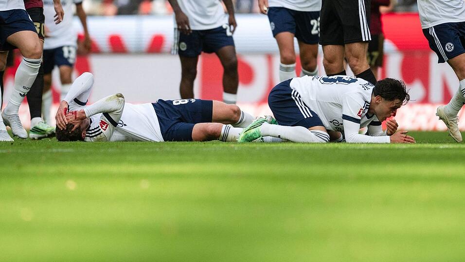 Robin Gosens und Soufiane El-Faouzi müssen nach einem Kopfzusammenstoß behandelt werden. Robin Gosens und Soufiane El-Faouzi müssen nach einem Kopfzusammenstoß behandelt werden.