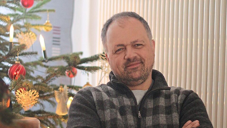 Zur Weihnachtszeit und zum Jahreswechsel ist Holger Kruschinas Lieblingsplatz im Pfarrhof die Ecke mit Christbaum und Krippe, die übrigens vom selben Schnitzer stammt wie sein Primizkelch von 1996. Zur Weihnachtszeit und zum Jahreswechsel ist Holger Kruschinas Lieblingsplatz im Pfarrhof die Ecke mit Christbaum und Krippe, die übrigens vom selben Schnitzer stammt wie sein Primizkelch von 1996.