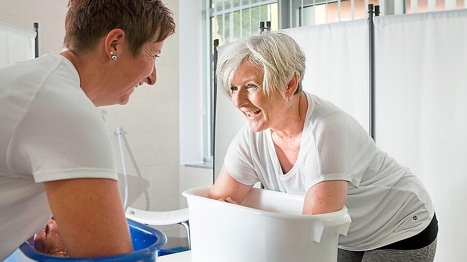 Die beiden Kneippreferentinnen f&uuml;r Kindergesundheit, Heidi Schedlbauer und Gerlinde Behringer, beim Armbad im Sinocur in Bad K&ouml;tzting.