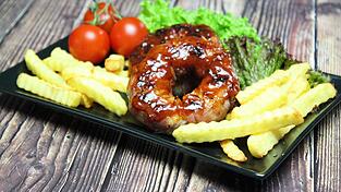 Und so sehen sie aus, die herzhaften Donuts. Gefüllt mit Hackfleisch und Käse, dazu noch im Speckmantel. Lecker vom Grill.