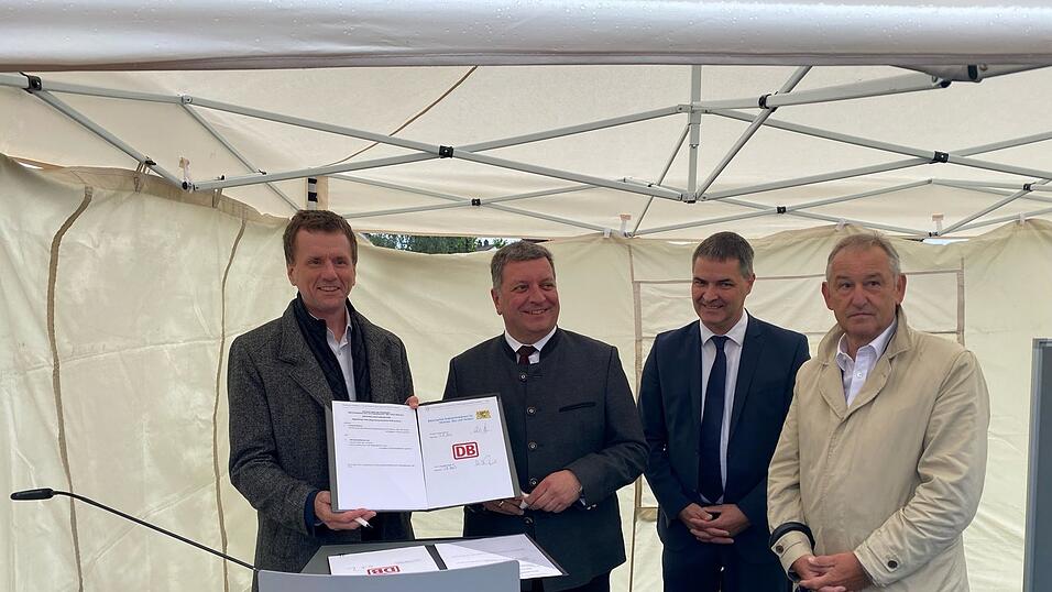DB-Konzernbevollmächtigter Klaus-Dieter Josel (v.l.), Bayerns Verkehrsminister Christian Bernreiter, Bürgermeister Markt Regenstauf, Josef Schindler und 3. Bürgermeister von Regensburg, Ludwig Artinger freuen sich über den Planungsbeginn. DB-Konzernbevollmächtigter Klaus-Dieter Josel (v.l.), Bayerns Verkehrsminister Christian Bernreiter, Bürgermeister Markt Regenstauf, Josef Schindler und 3. Bürgermeister von Regensburg, Ludwig Artinger freuen sich über den Planungsbeginn.