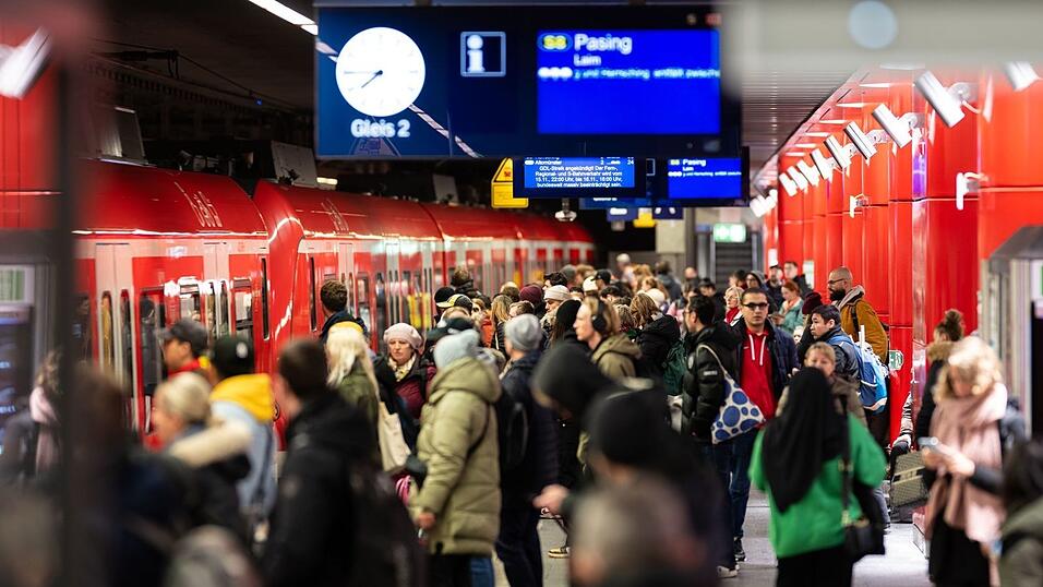 Aufgrund von Bauarbeiten kommt es zu vollen Zügen zwischen Pasing und Hauptbahnhof. Aufgrund von Bauarbeiten kommt es zu vollen Zügen zwischen Pasing und Hauptbahnhof.