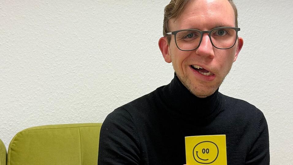Mit einem Smiley mit schrägem Grinsen wirbt Friederich für seine Mutmacher-Aktion. Mit einem Smiley mit schrägem Grinsen wirbt Friederich für seine Mutmacher-Aktion.