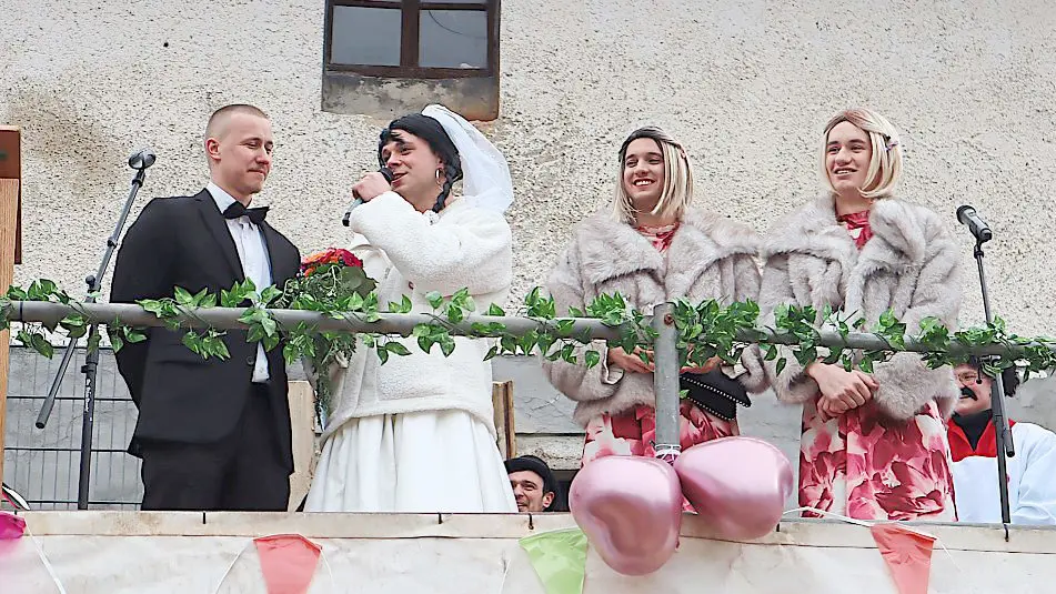 Vertauschte Rollen: So lief die Faschingshochzeit in Brennberg