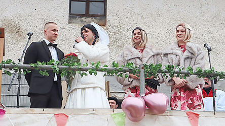 Im Beisein der Kranzljungfrauen Patrick Beiderbeck und Alexander Weigel legte das Traumpaar das Ehegel&uuml;bde ab.
