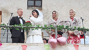 Im Beisein der Kranzljungfrauen Patrick Beiderbeck und Alexander Weigel legte das Traumpaar das Ehegel&uuml;bde ab.