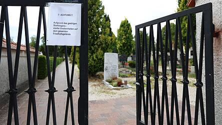 Auch gut eine Woche nach dem Starkregen warnten noch die Hinweiszettel an den Eingängen vor Unebenheiten auf dem Friedhofsgelände. Auch gut eine Woche nach dem Starkregen warnten noch die Hinweiszettel an den Eingängen vor Unebenheiten auf dem Friedhofsgelände.