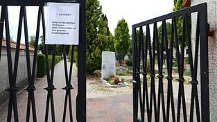 Auch gut eine Woche nach dem Starkregen warnten noch die Hinweiszettel an den Eingängen vor Unebenheiten auf dem Friedhofsgelände. Auch gut eine Woche nach dem Starkregen warnten noch die Hinweiszettel an den Eingängen vor Unebenheiten auf dem Friedhofsgelände.