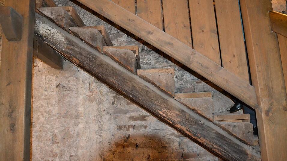 Der Stadtturm ist in mehrere Ebenen unterteilt. Von der Uhr, dem Glockenspiel bis hin zur Türmerwohnung können die Besucher durch das Treppenhaus wandern.
