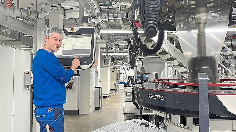 Das Vorprodukt für eine Toilettenpapierverpackung, die Bischof und Klein an dieser Blasfolien-Extrusionsanlage in Konzell herstellt, hat derzeit einen Anteil von mindestens 55 Prozent wiederverwertetem Plastik - etwa aus dem gelben Sack. Der Anteil soll weiter steigen. Das Vorprodukt für eine Toilettenpapierverpackung, die Bischof und Klein an dieser Blasfolien-Extrusionsanlage in Konzell herstellt, hat derzeit einen Anteil von mindestens 55 Prozent wiederverwertetem Plastik - etwa aus dem gelben Sack. Der Anteil soll weiter steigen.