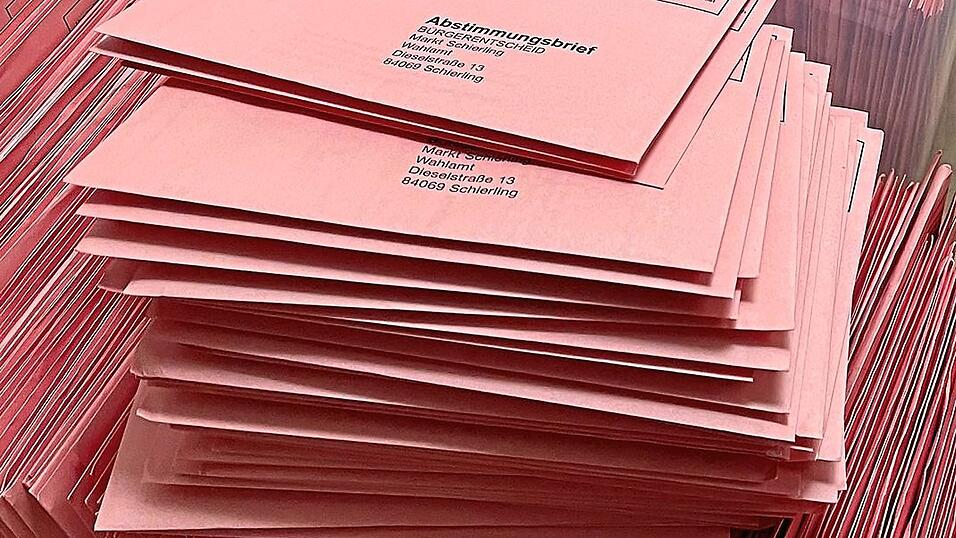 An &uuml;ber 6 700 B&uuml;rger hat die Verwaltung die Abstimmungsunterlagen f&uuml;r den B&uuml;rgerentscheid versandt. Die Abstimmungsbriefe k&ouml;nnen auch an einem extra aufgestellten Briefkasten am Rathaus in der Dieselstra&szlig;e eingeworfen werden.
