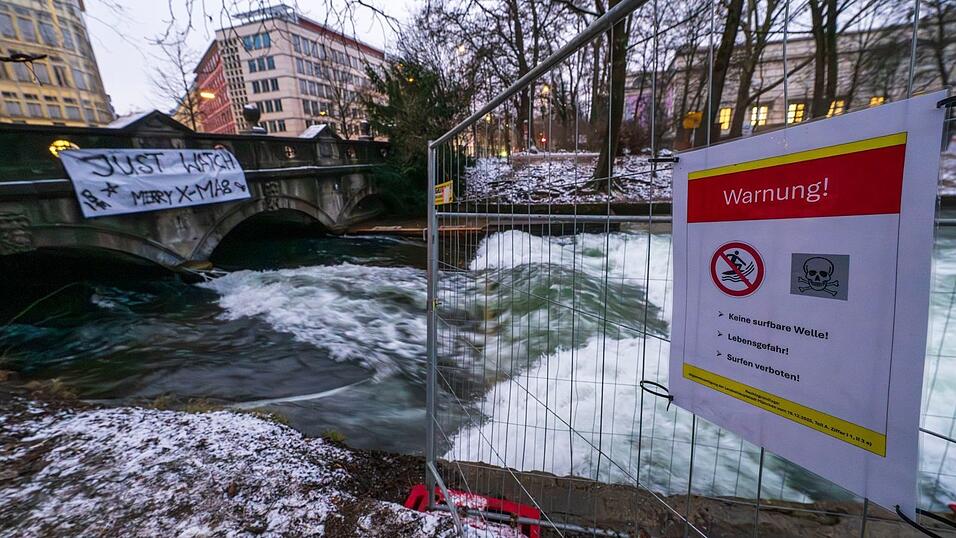 Warnschild und Protestplakat.