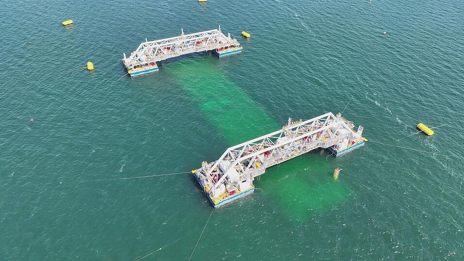 Die Tunnelelemente sind jeweils etwa 73.500 Tonnen schwer. Sie werden auf der d&auml;nischen Insel Lolland hergestellt. Jedes von ihnen ist in etwa so gro&szlig; wie ein Frachtschiff.