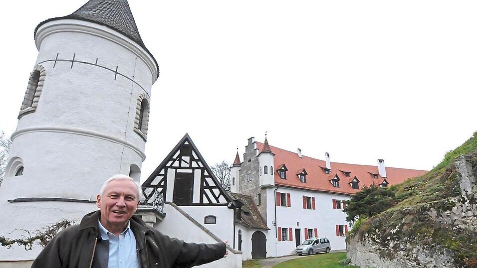 Stolz zeigt der Amberger Rechtsanwalt Konrad Wilfurth sein topsaniertes Schloss Neidstein. Er erwarb es 2009 von Hollywood-Schauspieler Nicolas Cage, dessen Schlossverwalter der Advokat damals gut drei Jahre lang war.
