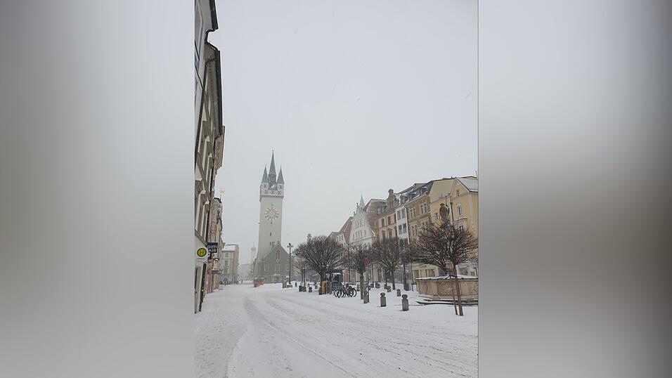 Am Dienstag schneit es heftig in weiten Teilen Bayerns, auch in Straubing. Am Dienstag schneit es heftig in weiten Teilen Bayerns, auch in Straubing.