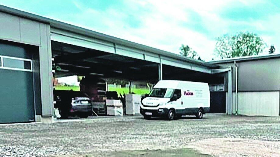 Auf einem rund 2 200 Quadratmeter großen Grundstück an der Perlseestraße hat die Firma Bau Hacker eine neue Lagerhalle mit Büro errichtet.