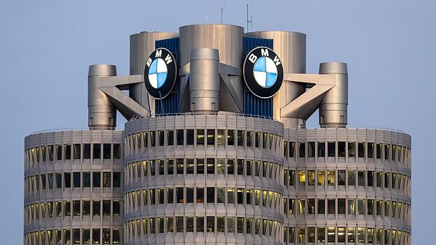 Im ersten vollen Produktionsjahr sollen in Debrecen 50.000 Fahrzeuge vom Band laufen. Es bleibt die Frage, wie BMW diese Autos auf dem Markt unterbringen will, ohne die Bänder anderswo - etwa beim Bau von Verbrennern - zu drosseln.