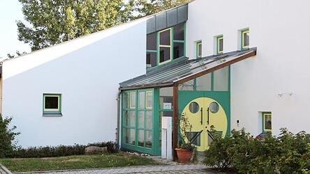 Der Altenmarkter Kindergarten bekommt eine Rundumerneuerung. Bauträger der Maßnahme ist offiziell die Pfarrei Sankt Jakob. Der Altenmarkter Kindergarten bekommt eine Rundumerneuerung. Bauträger der Maßnahme ist offiziell die Pfarrei Sankt Jakob.