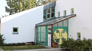 Der Altenmarkter Kindergarten bekommt eine Rundumerneuerung. Bauträger der Maßnahme ist offiziell die Pfarrei Sankt Jakob. Der Altenmarkter Kindergarten bekommt eine Rundumerneuerung. Bauträger der Maßnahme ist offiziell die Pfarrei Sankt Jakob.