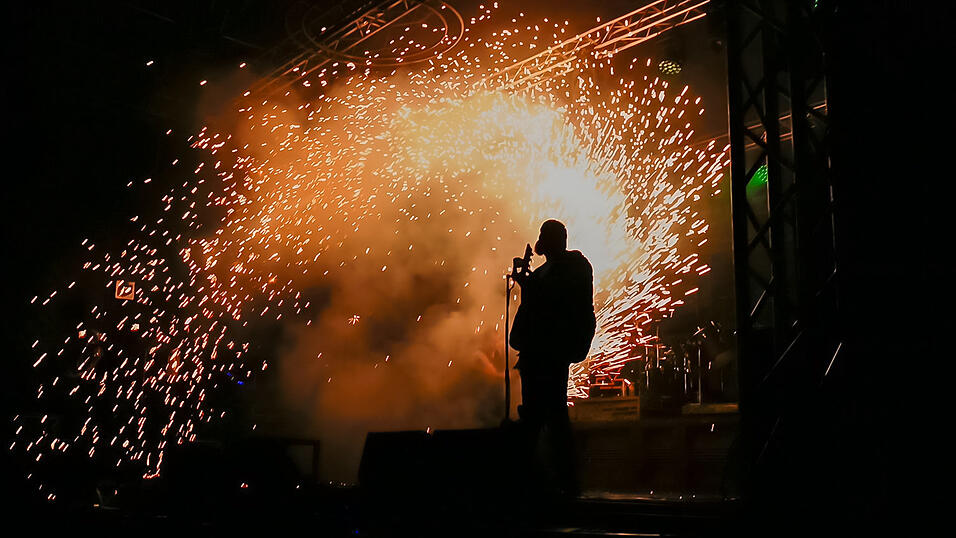 Die Rammstein-Coverband Stahlzeit begeisterte beim Campus Open Air Deggendorfer Fans. Die Rammstein-Coverband Stahlzeit begeisterte beim Campus Open Air Deggendorfer Fans.