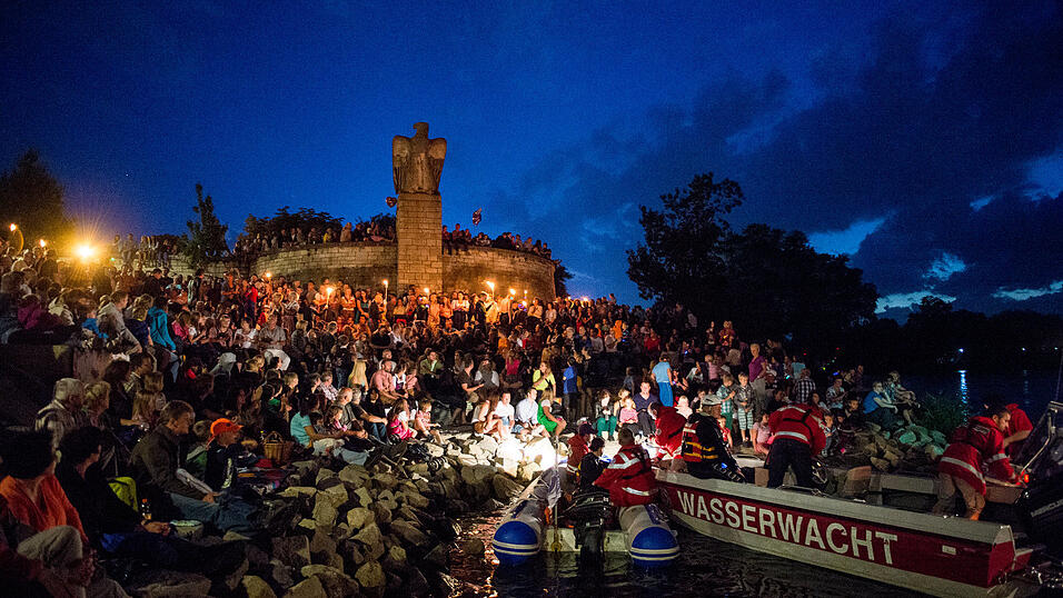 Alle Bilder dazu finden Sie hier.Foto: Mathias AdamDie Lampionfahrt verwandelte die Donau in ein Lichtermehr.