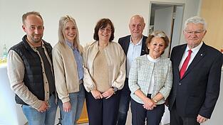 Zu seiner Feier begleiteten Manfred Aschenbrenner neben seiner Frau Monika Tochter Lena und sein k&uuml;nftiger Schwiegersohn Tobias. Mit auf dem Bild: BRK-Kreisvorsitzender Theo Zellner und seine Gattin Inge.