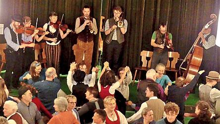 Musik und Tanz - beim &ouml;ffentlichen Abend in der TV-Halle kommen Spielleute und Besucher gleicherma&szlig;en auf ihre Kosten.