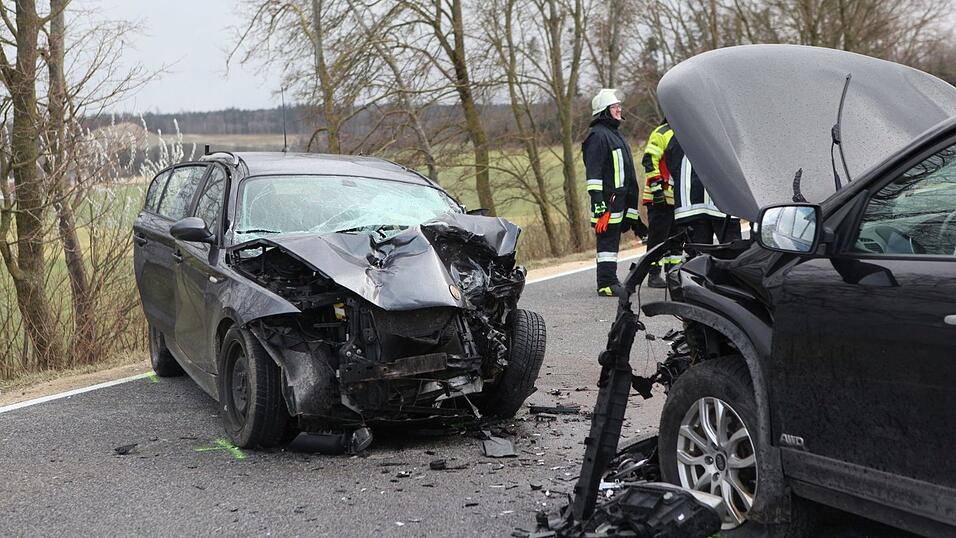 Der Unfall hatte die Stra&szlig;e in ein Tr&uuml;mmerfeld verwandelt. Ein 34-j&auml;hriger Autofahrer musste mit schwersten Verletzungen ins Krankenhaus geflogen werden.
