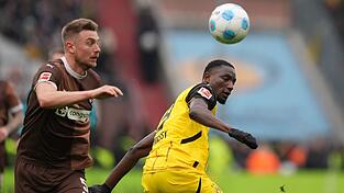 Dortmunds Torjäger Serhou Guirassy (r) legte wieder die Grundlage zum Sieg: Serhou Guirassy.