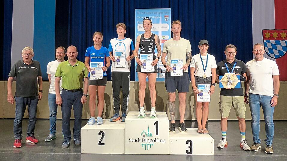 Die Sieger des diesjährigen Halbmarathons gemeinsam mit den Verantwortlichen und Sponsoren. Die Sieger des diesjährigen Halbmarathons gemeinsam mit den Verantwortlichen und Sponsoren.