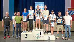 Die Sieger des diesjährigen Halbmarathons gemeinsam mit den Verantwortlichen und Sponsoren.