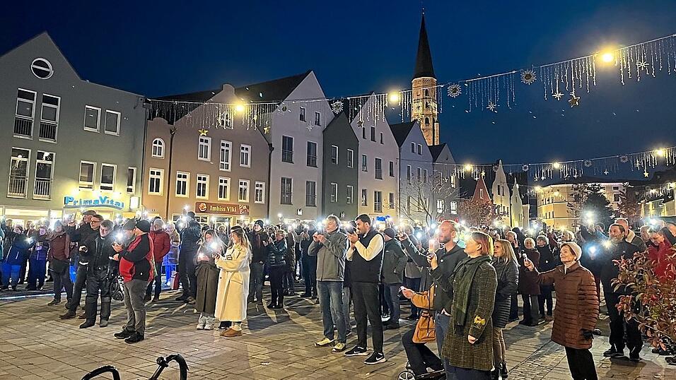 Mit Taschenlampen und Handylichtern sollte ein Zeichen der Solidarität gesetzt werden. Mit Taschenlampen und Handylichtern sollte ein Zeichen der Solidarität gesetzt werden.