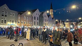 Mit Taschenlampen und Handylichtern sollte ein Zeichen der Solidarität gesetzt werden. Mit Taschenlampen und Handylichtern sollte ein Zeichen der Solidarität gesetzt werden.