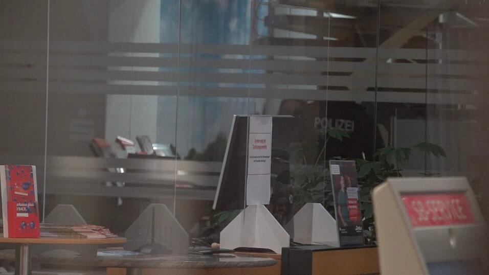 Bei der Durchsuchung sei es vorrangig um die Daten betroffener Kunden gegangen, hie&szlig; es von der Polizei.