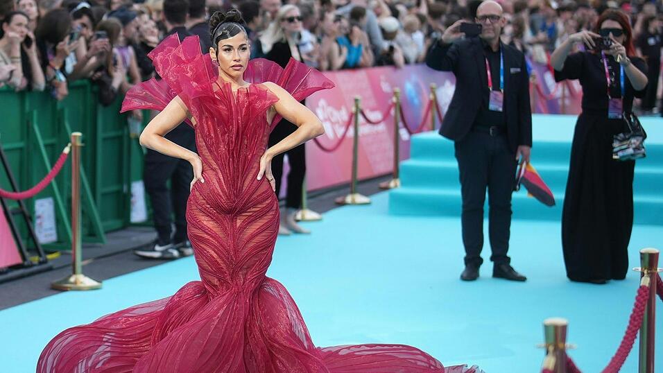 Das Lange Kleid von Sarah Engels war nicht immer einfach zu b&auml;ndigen.