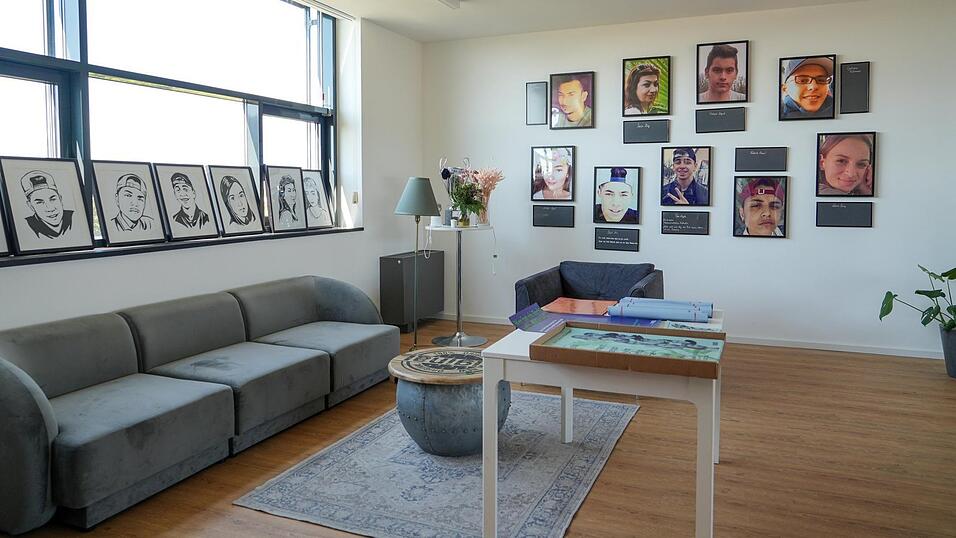 Bilder der ermordeten Menschen hängen an der Wand im Erinnerungsraum für die Opfer. Bilder der ermordeten Menschen hängen an der Wand im Erinnerungsraum für die Opfer.