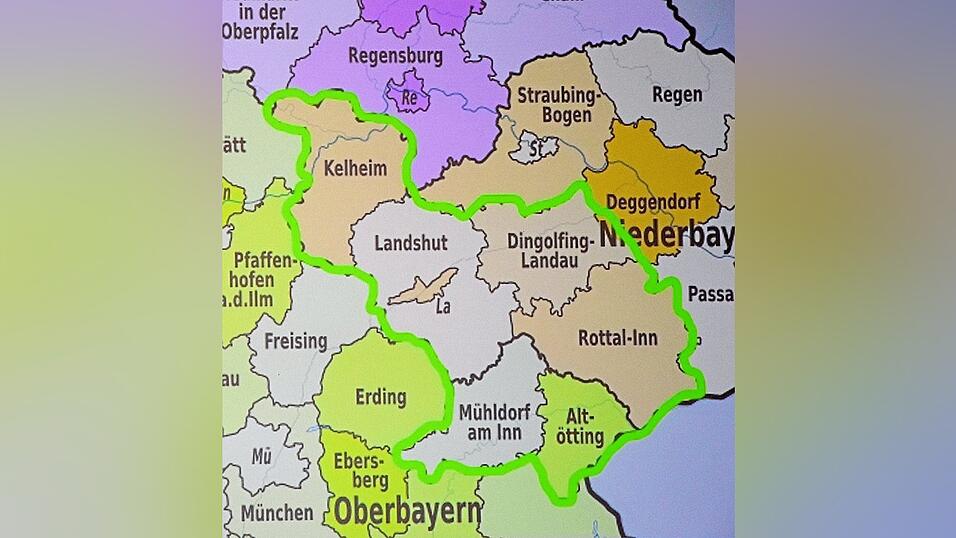 Hellgr&uuml;n umrissen zeichnet sich auf dieser Karte der vage Umgriff eines m&ouml;glichen neuen Verkehrsverbundes mit dem Landkreis Kelheim ab, wie immer dieser in Zukunft hei&szlig;en mag.