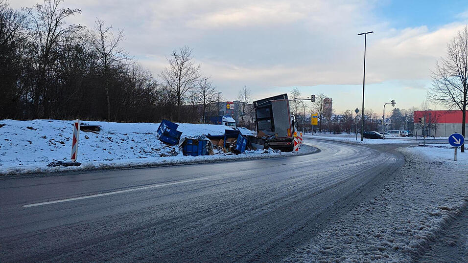 Ein Lastwagen ist am Kaserneneck in den Graben gerutscht.