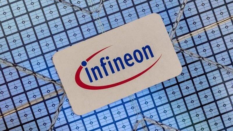 Das Infineon-Logo klebt auf einem Wafer im Showroom des Unternehmens. Foto: Peter Kneffel/dpa/Archivbild Das Infineon-Logo klebt auf einem Wafer im Showroom des Unternehmens. Foto: Peter Kneffel/dpa/Archivbild