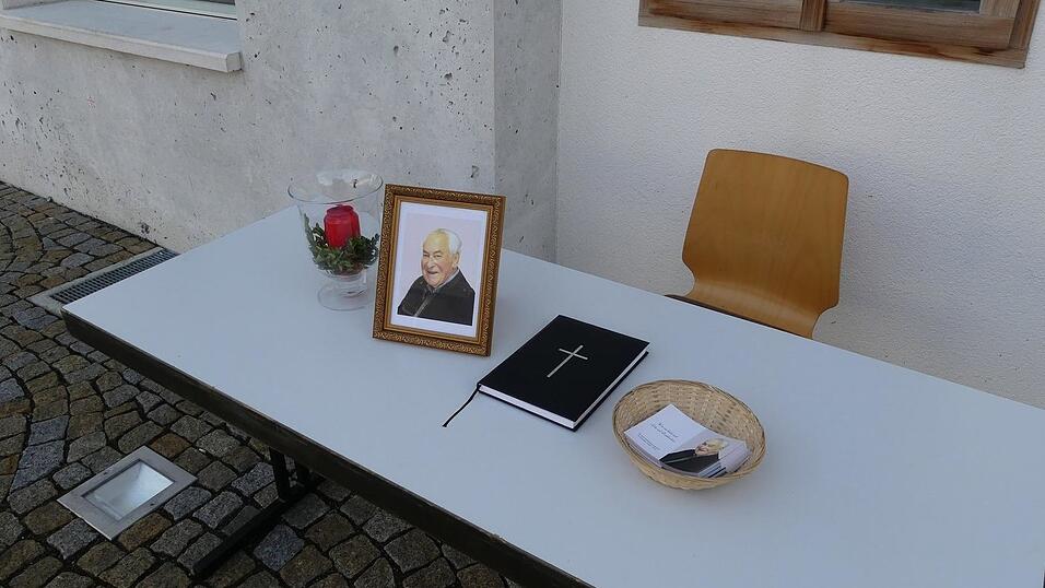 Noch bis Mitte n&auml;chster Woche liegt das Kondolenzbuch werktags beim B&uuml;rgerhauseingang aus.