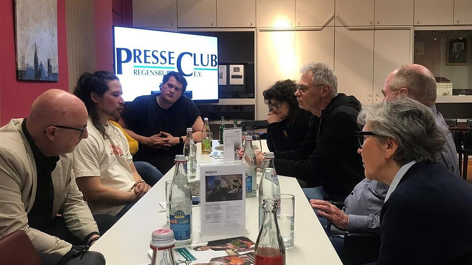 Leonardo Jost (Zweiter von links, Klimaaktivist und Sportwissenschaftler) in der Diskussionsrunde.