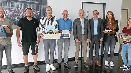Der verabschiedete Rentner Josef Dirschedl (Vierter von links) zusammen mit der Geschäfts- und Betriebsleitung, dem Betriebsrat und den Kollegen
