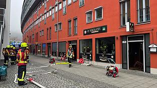 Nachdem der Brand gelöscht wurde, belüfteten die Einsatzkräfte das Gebäude. 