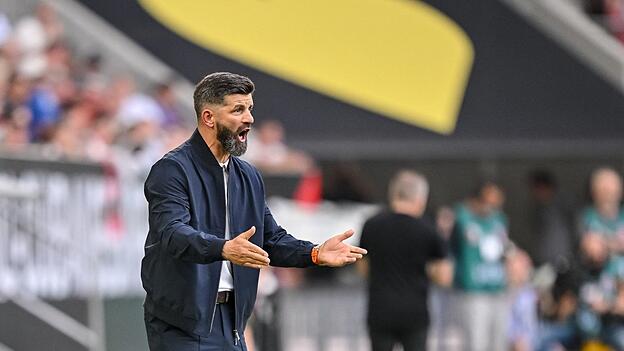 &laquo;Wir kennen unsere Rolle als Aufsteiger.&raquo; Schalke-Coach Miron Muslic in Aktion am Spielfeldrand.