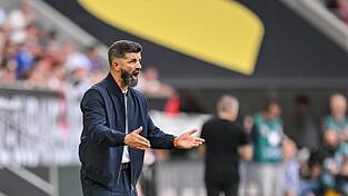 «Wir kennen unsere Rolle als Aufsteiger.» Schalke-Coach Miron Muslic in Aktion am Spielfeldrand. «Wir kennen unsere Rolle als Aufsteiger.» Schalke-Coach Miron Muslic in Aktion am Spielfeldrand.
